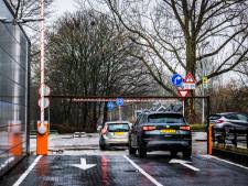 Slagbomen bij winkelcentrum Sterrenburg tegen hangjeugd en dealers: ‘Scheuren over het parkeerdek’