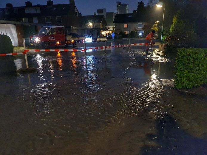 Klarissenstraat in Amersfoort staat blank door gesprongen leiding.