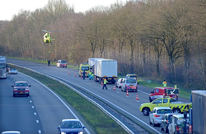 Ernstig ongeval op A4 bij Bergen op Zoom. Foto GinoPress