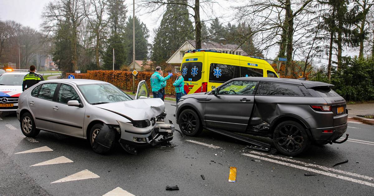 Arnhemseweg bij Beekbergen volledig afgesloten na ongeval met twee auto’s.