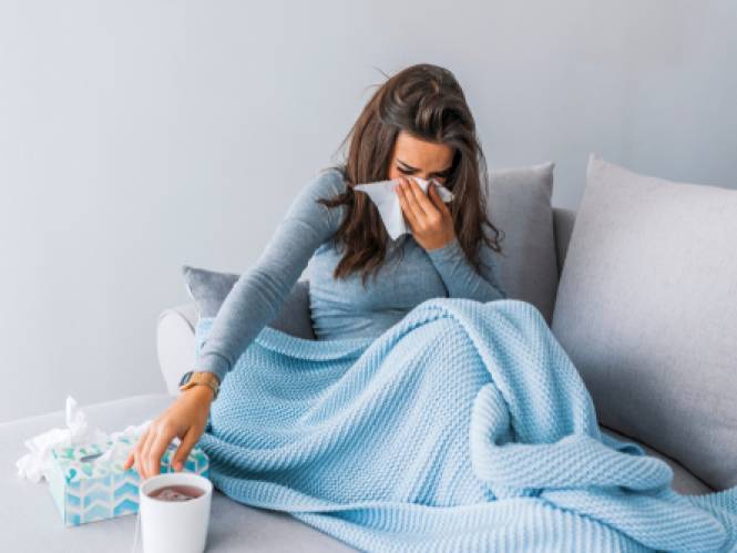 Wat is het verschil nog tussen omikron en een verkoudheid? Experten leggen uit