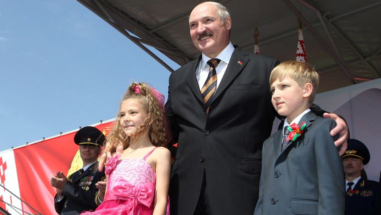 President Alexandr Loekasjenko met zijn jongste zoon Nikolai en een ongeïdentificeerd meisje op 3 juli. Beeld AP