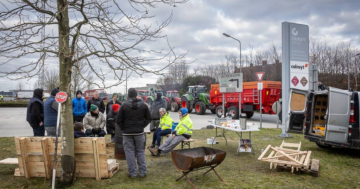 Farmers Block Distribution Centers in Belgium, Causing Delays in Supermarket Supplies
