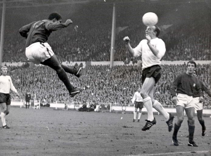 Nobby Stiles in actie tegen Portugal in de halve finale van het WK 1966 op Wembley.