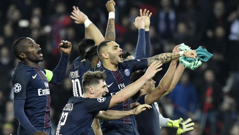 Het elftal van Paris Saint-Germain juicht na de 4-0 overwinning op FC Barcelona. Beeld afp