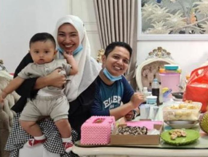 Rizki Wahyudi met zijn vrouw en zoon van zeven maanden.