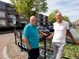 Nico (r) en Frank (l) voor de voormalige zorglocatie De Vliet in Maassluis.