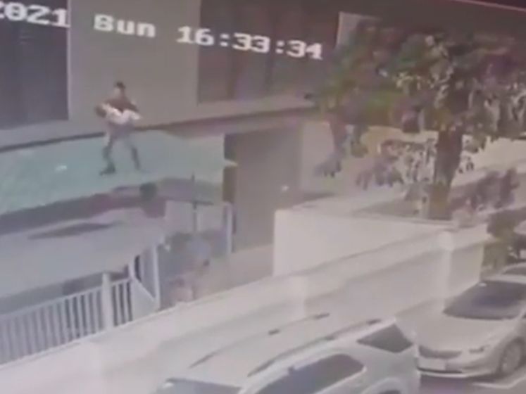 Peuter (2) valt van twaalfde verdieping, voorbijganger kan haar opvangen