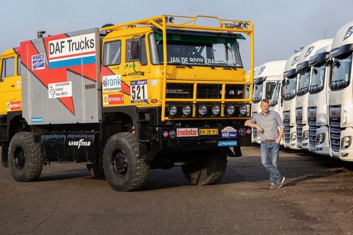 Na een grondige renovatie is het Tweekoppig Monster klaar voor zijn vuurdoop begin januari in de Dakar Classic. Rechts Gerard de Rooy.