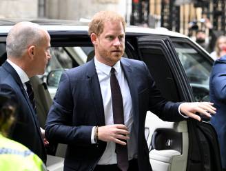 Prins Harry veroordeelt ‘gemeen gedrag’ tabloids waardoor hij ‘stomme dingen’ ging doen