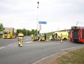 Knalgele auto botst op verkeerlicht in Tiel; bestuurder naar ziekenhuis