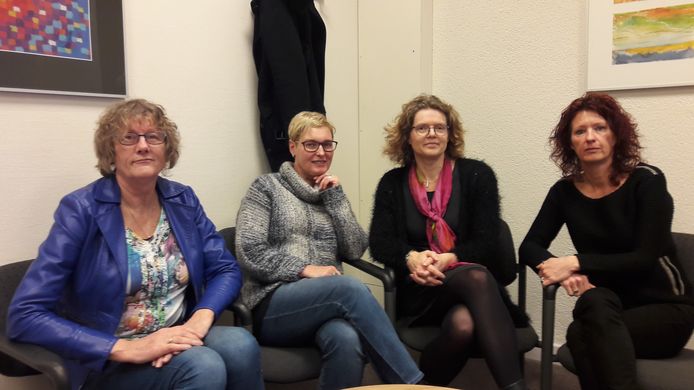 De samenstellers van 'Positief bekeken!'. Paula Buren, Marion Vollenberg, Danielle van den Meerakker en Eline Nievers (vlnr).