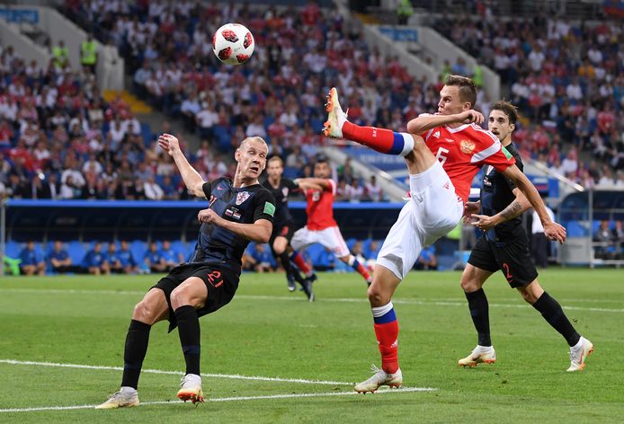 De Russische aanvaller Denis Tsjerisjev (midden) is de enige speler die met twee doelpunten is genomineerd: zijn eerste doelpunt tegen Saudi-Arabië en zijn goal (foto) in de kwartfinale tegen Kroatië.