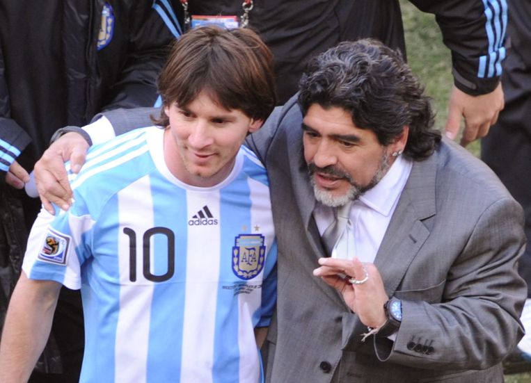 Messi en Maradona in 2010, toen die laatste bondscoach was. Beeld AFP