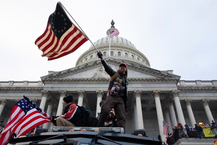 Aanhangers van president Trump bestormen het Capitool in Washington.
