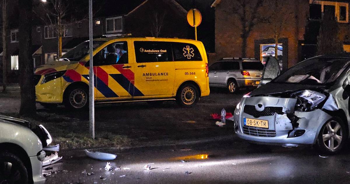 Twee gewonden na frontale botsing tussen autos in Enschede.