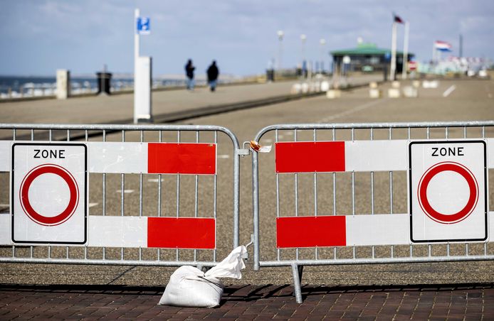 De parkeerplaatsen op de boulevard van Zandvoort zijn afgesloten vanwege het coronavirus en  niet alleen daar. Burgemeesters in het hele land vrezen met het mooie weer in aantocht dat niet iedereen vooral thuis blijft.