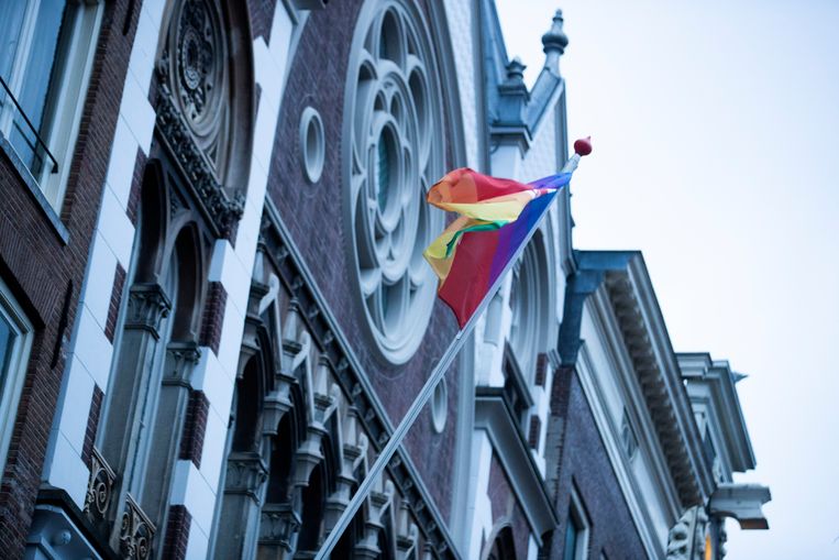 Een regenboogvlag hangt uit bij de Keizersgrachtkerk als statement tegen de zogeheten Nashville-verklaring. Beeld ANP