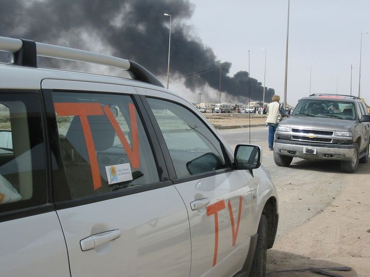 Basra, Zuid-Irak, 2003: 'TV', de internationaal aanvaarde aanduiding voor 'auto met journalisten'. Beeld Hans Jaap Melissen