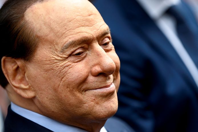 Silvio Berlusconi in oktober vorig jaar. “Hij lijkt intussen voor 80% uit plasticine te bestaan en overleefde vorig jaar nog corona, maar hij slaagt er wel in zichzelf telkens opnieuw te heruitvinden.”