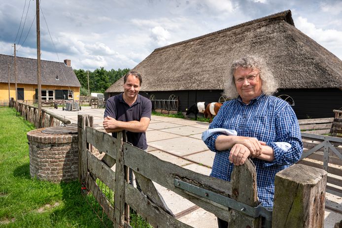 Links Bart Claassen  en rechts Ger van den Oetelaar bij de Schaapskooi. Van den Oetelaar: ,, Als we dat aantrekkelijke buitengebied met alle partijen overeind willen houden, dus ook met waterschappen en bijvoorbeeld Brabant Water, dan moeten we kritisch blijven op welke activiteiten we in het landelijke gebied toestaan.”