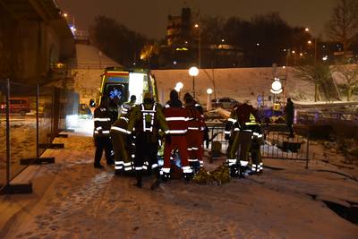 Hulpverleners halen in Nijmegen drenkeling uit de Waal