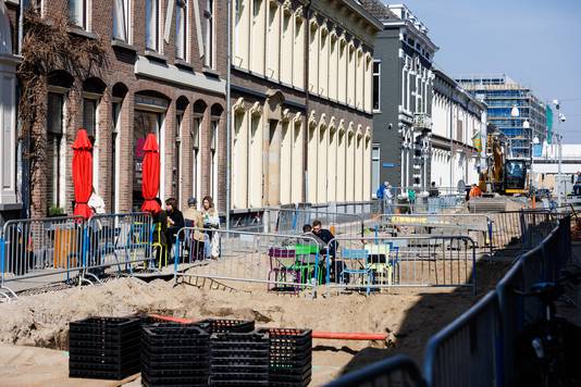 De Willem-II straat wordt verbouwd. Kras2 heeft tussen de wegwerkzaamheden het terras opgezet. Een soort terras op het strand, maar dan in een bouwput.