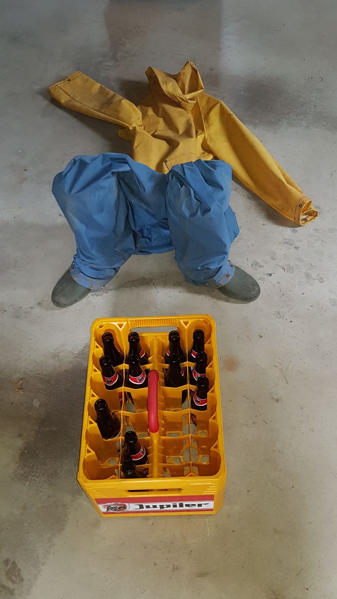 EINDE VERBOUWING
De verbouwing in Vogelwaarde is klaar. Werkpak en laarzen zijn aan de kant gelegd voor de vakantie. En daar hoort een biertje bij.