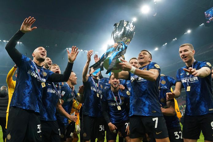 Matchwinnaar Alexis Sanchez tilt de eerst prijs voor Inter dit seizoen in de lucht.