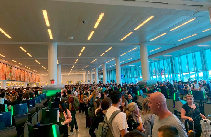 Lange rijen voor de douane op John F. Kennedy International Airport in New York na een uitval van het computersysteem.