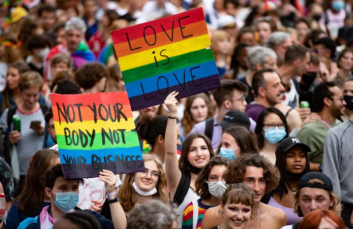 Deelnemers aan een Pride parade in Parijs afgelopen zomer.