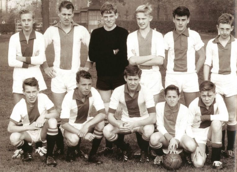 Cruijff, hier zittend met de bal, in de jeugd van Ajax in 1960. Beeld Boek 'Johan Cruijff' (2007)