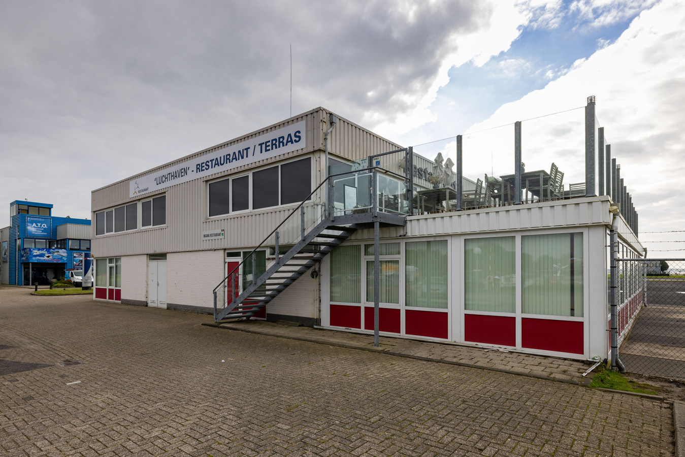Het voormalige Martinair gebouw waarin ook Restaurant Lelystad Airport is gevestigd. Links de huidige vestiging van Zelf Vliegen.