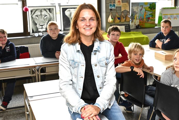 Juf Charlotte Luyssen in haar klas in De Vlinder in Tielt. Ze is één van de zeven uitverkoren leerkrachten die zetelen in de commissie Beter onderwijs.