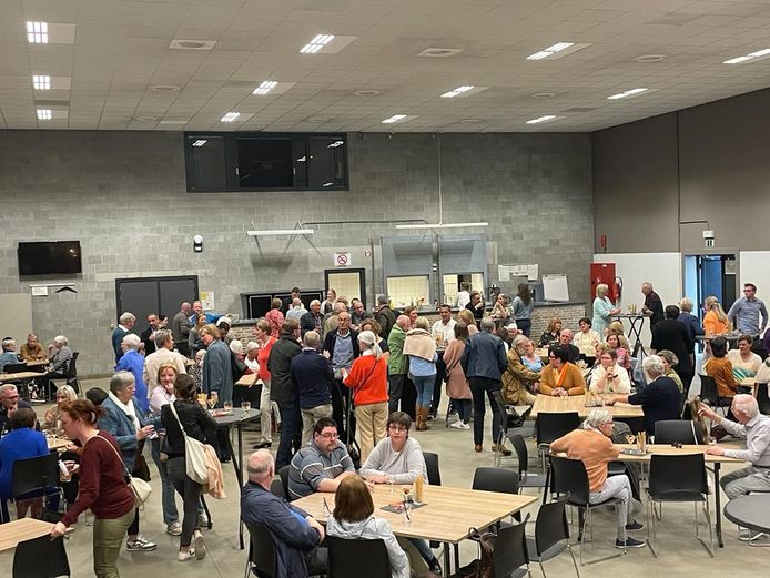 De vrijwilligers van het vaccinatiecentrum verzamelden vrijdagavond in de Volle Vaart te Grobbendonk