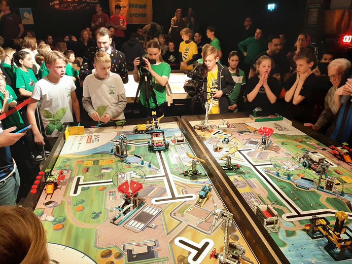 Grote spanning tijdens de robotfinale in jeugdcentrum Dynamo tussen de Bladelse teams Toermalijn (rechts) en Xtreme Robots (links).
