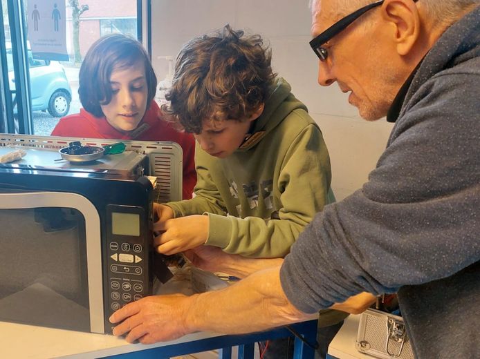 Deze maandag gingen al heel wat Hasseltse jongeren aan de slag om hun eerste defecte apparaten te herstellen met de hulp van het Hasseltse bedrijf Servilux.