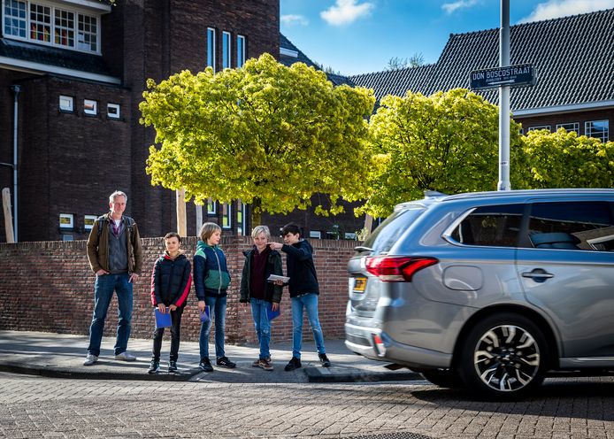 Fietsburgemeester Sarge Meulman met de leerlingen Mathias, Storm, Max en Liam van basisschool De Trinoom bekijken de verkeerssituatie bij de school in Eindhoven.