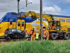Trein rijdt auto tot schroot op Bergse overweg waar ook bus werd geramd: ‘Pech of schakelfout?’