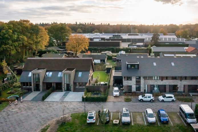 Op een steenworp afstand van de eendenslachterij (achtergrond) werden vorig jaar 21 woningen gebouw op het terrein van het voormalige recreatiepark De Loohof. De kopers tekenden een zwijgcontract.