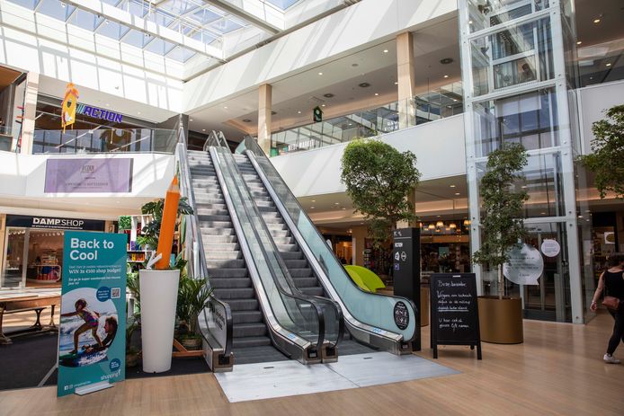 Technisch defect legt roltrap Shopping 1 al wekenlang lam | Genk | hln.be