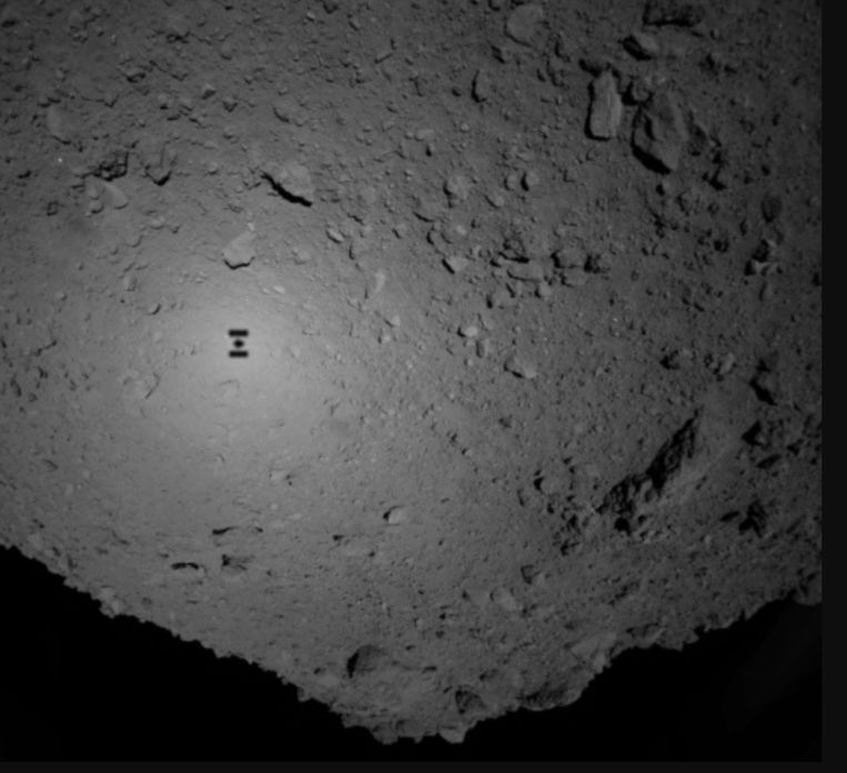 Planetoïde Ryugu met de schaduw van het ruimteschip Hayabusa 2. Beeld AP