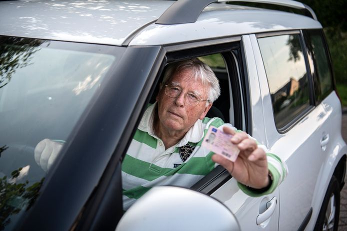 Gerrit Rike uit Bruchem is niet de enige die ongekend lang op zijn nieuwe rijbewijs moet wachten.