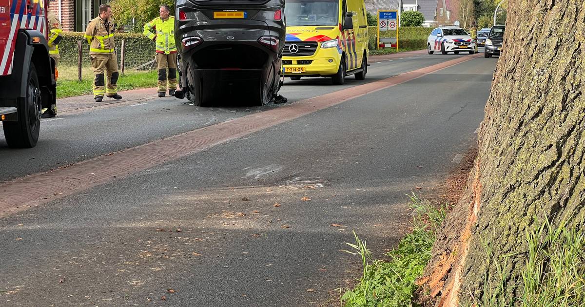 Auto belandt op de kop na botsing met boom in Emst.