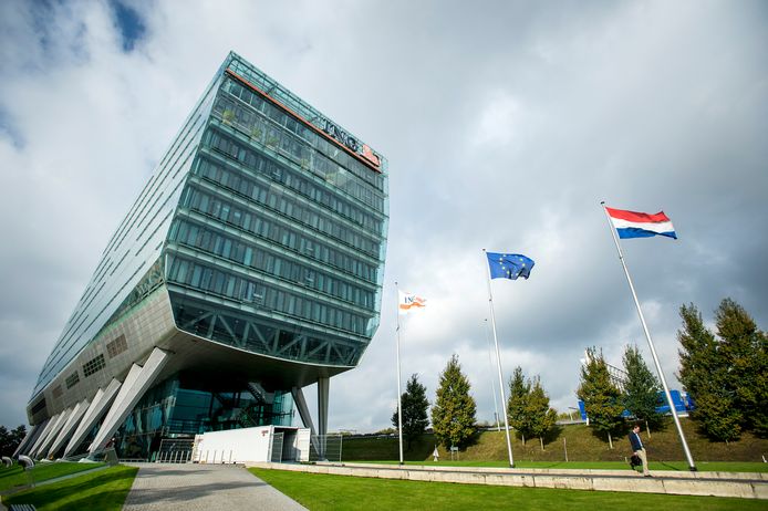 De ‘poenschoen’, het prestigieuze hoofdkantoor van ING langs de Zuidas in Amsterdam, is inmiddels verruild voor het oude hoofdkantoor in de Bijlmer.