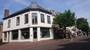 Ook boven dit winkelpand op de hoek van de Heuvelstraat en Monsterstraat werden woningen gebouwd.