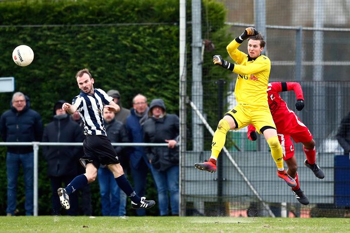Martin van Barneveld in actie namens Hercules. Volgend seizoen staat hij onder de lat bij SDC Putten.