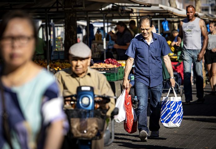 Mensen doen boodschappen op de Markt op het Afrikaanderplein in Rotterdam. Boodschappen doen is in een jaar tijd 12 procent duurder geworden.