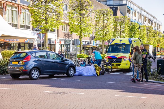 In Zeist is een fietser gewond geraakt na een aanrijding met een auto.