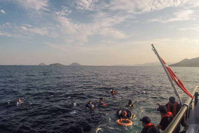 De Turkse kustwacht verspreidde deze foto van de reddingsactie.